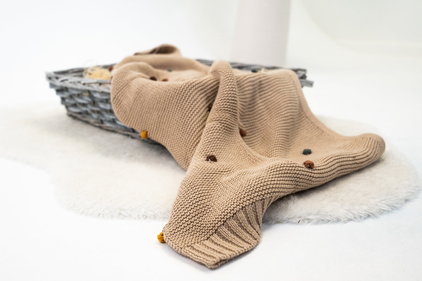 [Oatmeal] Knitted Blanket - Dotted PomPom Main View 3